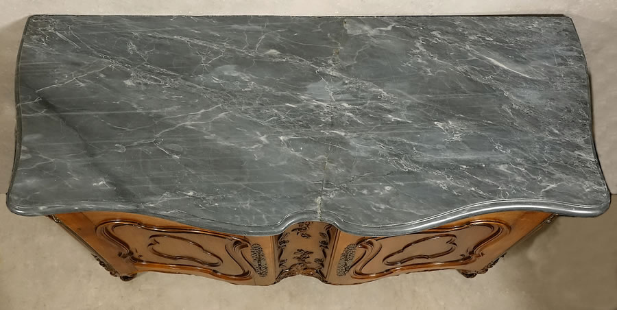 Buffet bas de chasse ou crédence provençale nîmoise galbé en arbalète, vue du marbre bleu turquin